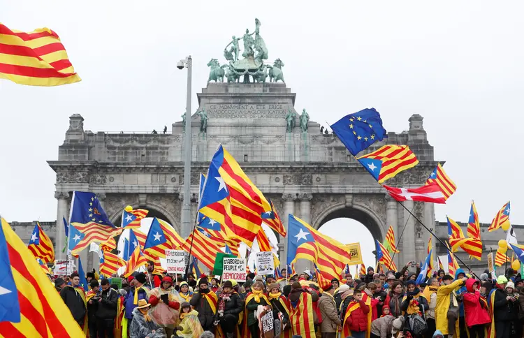 Marcha em Bruxelas: algumas pessoas portavam cartazes criticando a UE por não pressionar Madri (Yves Herman/Reuters)