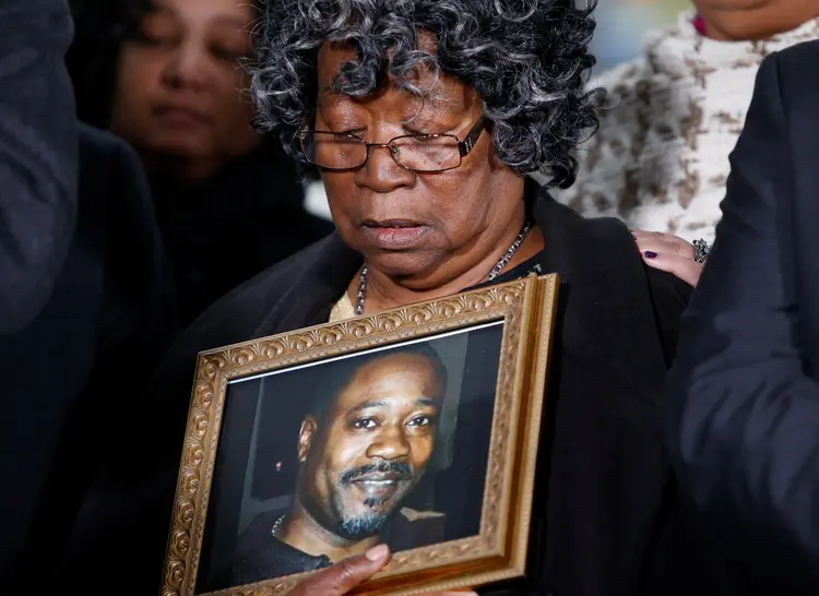 Judy Scott com foto do filho, Walter Scott: o caso foi mais um de uma série de assassinatos de afro-americanos por parte de policiais brancos (Randall Hill/Reuters)