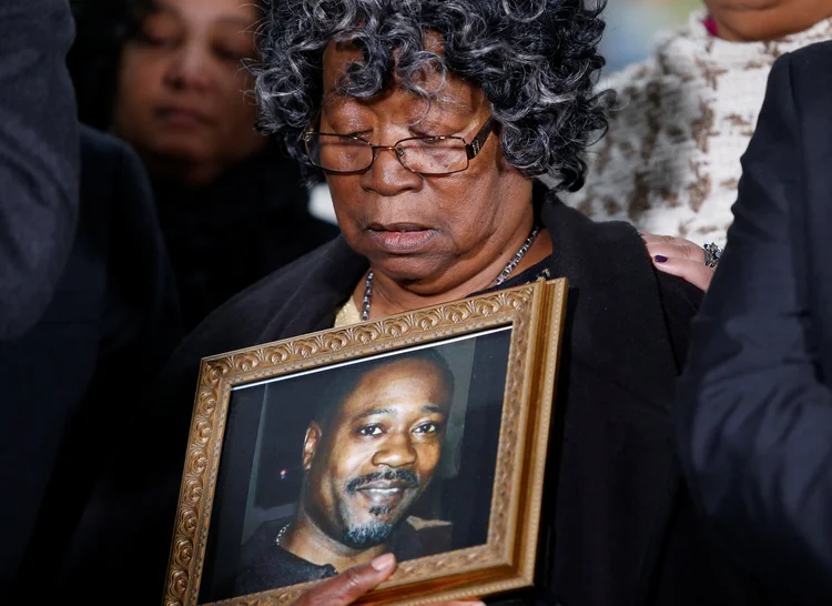 Judy Scott com foto do filho, Walter Scott: o caso foi mais um de uma série de assassinatos de afro-americanos por parte de policiais brancos (Randall Hill/Reuters)