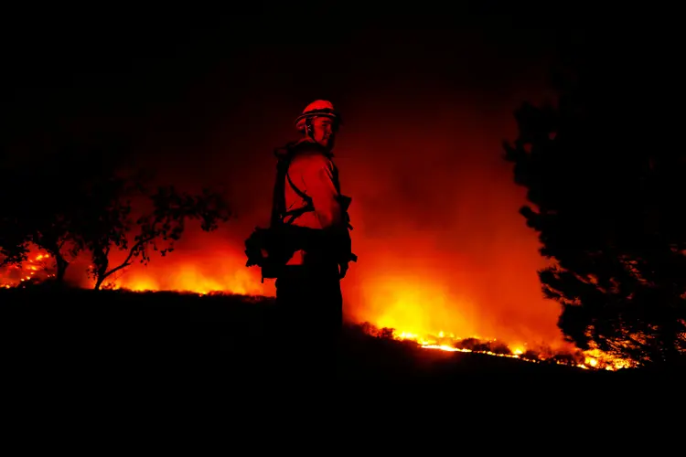 Incêndios: o fogo obrigou as autoridades a deslocarem cerca de 200 mil pessoas (Mike Blake/Reuters)
