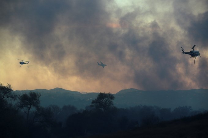 Ventos continuam na Califórnia e impedem combate a incêndios