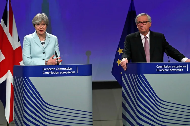 Theresa May e Jean-Claude Juncker: líderes da UE terão uma reunião de cúpula em Bruxelas nos próximos dias 14 e 15 sobre o Brexit (Yves Herman/Reuters)