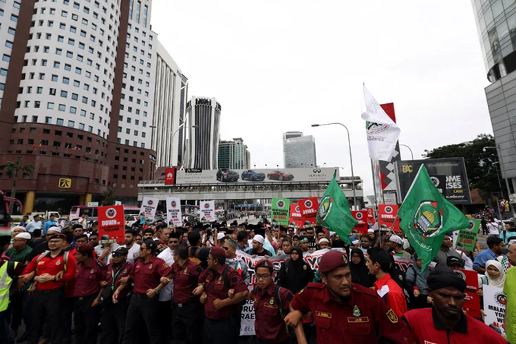 Na capital malaia, Kuana Lumpur, os manifestantes se reuniram diante da embaixada norte-american (Foto/Reuters)