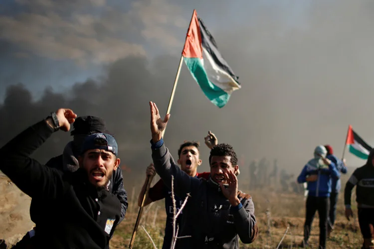 Confrontos: em Gaza quatro jovens foram atingidos por disparos de armas de fogo após dezenas deles se dirigirem para a fronteira para enfrentar soldados israelenses (Mohammed Salem/Reuters)