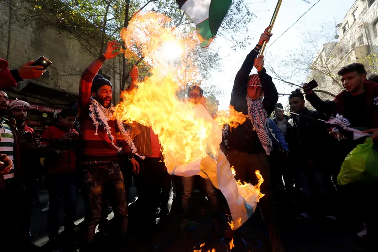 Protesto: em alguns países, manifestantes também pediram o corte das relações diplomáticas com os EUA (Muhammad Hamed/Reuters)