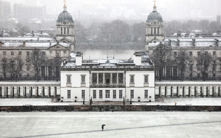 Pedestre caminha no Greenwich Park, em Londres (Simon Dawson/Reuters)