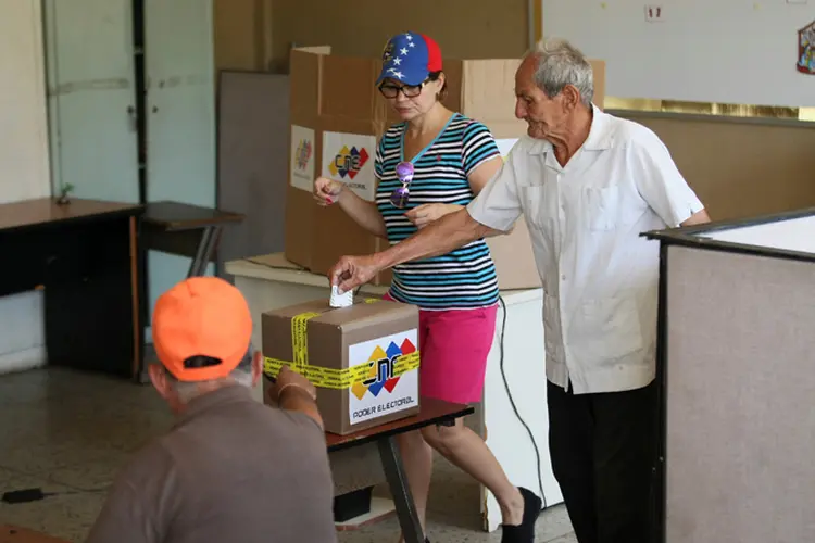 Eleições venezuelanas: partido de Maduro afirma ter vencido na grande maioria das prefeituras disputadas (Isaac Urrutia/Reuters)