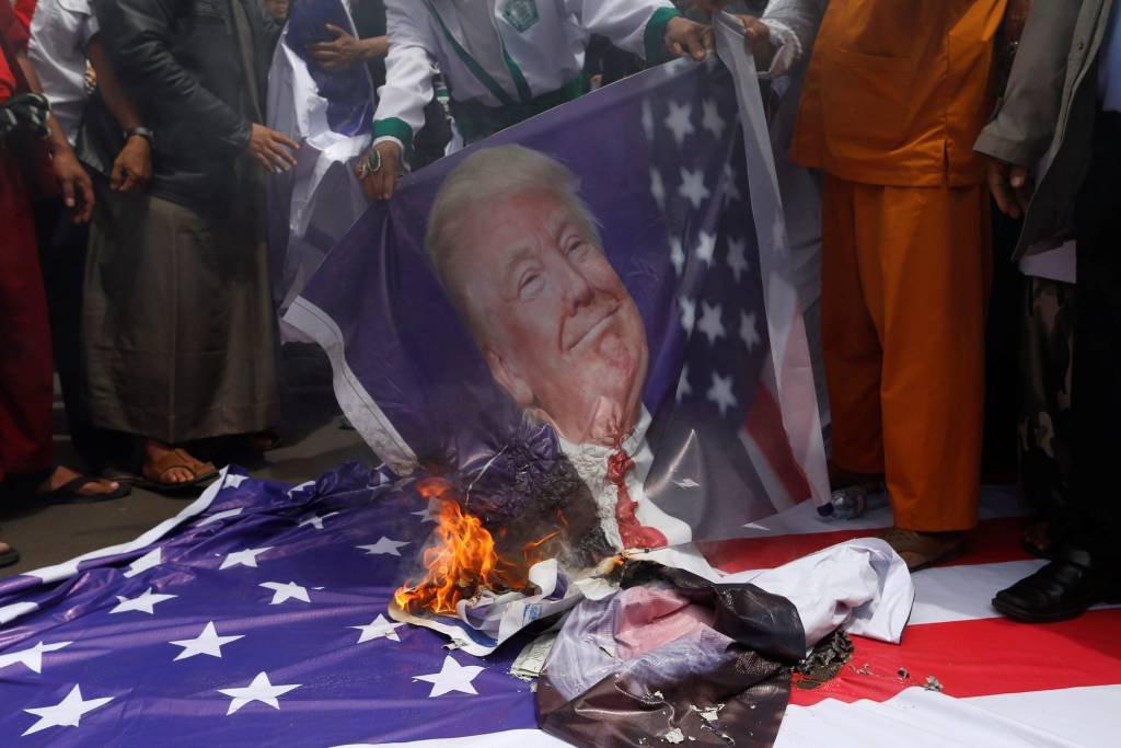 Centenas de indonésios queimam bandeiras dos EUA e Israel