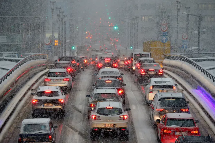 Nevasca na Bélgica: segundo a direção do aeroporto, a neve poderia afetar voos com origem e com destino na capital do país (Francois Lenoir/Reuters)
