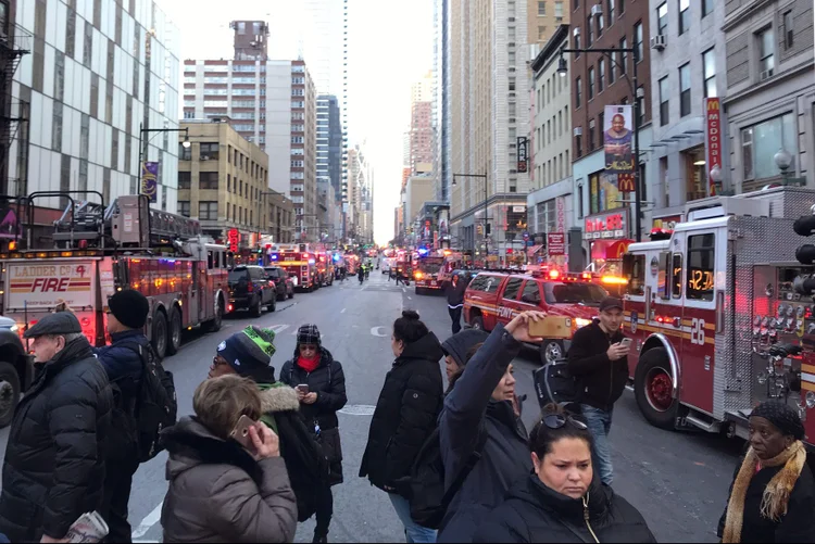 NY: Ullah é suspeito de detonar um explosivo em uma passagem subterrânea entre a Times Square e um terminal de ônibus (Edward Tobin/Reuters)