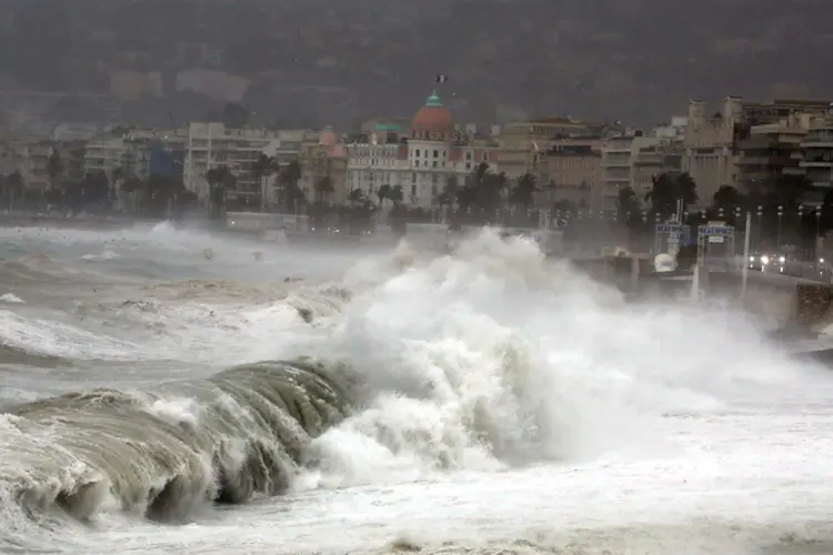 Ondas durante tempestade em Nice, na França:as tempestades Carmen e Eleanor, que aconteceram nos últimos dias, ocasionaram "mais de 150 mil sinistros" (Eric Gaillard/Reuters)