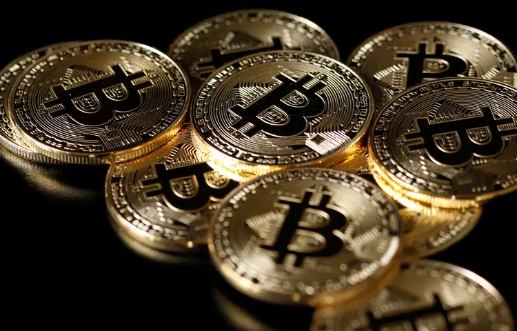 Bitcoin: criptomoeda já perdeu quase a metade de seu valor desde que atingiu a cotação recorde de US$ 19.666 em 17 de dezembro (Benoit Tessier/Illustration/Reuters)