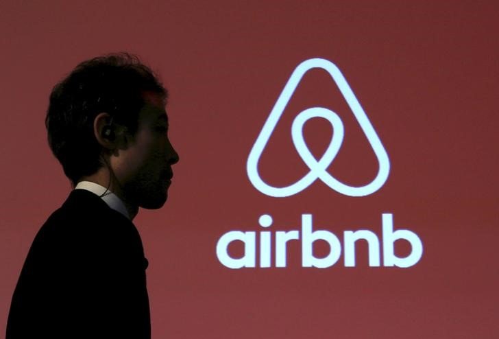 Airbnb: está intensificando os esforços para conquistar os viajantes que se esquivaram dos riscos e peculiaridades que fazem parte do aluguel do apartamento de um estranho (Yuya Shino/Reuters)