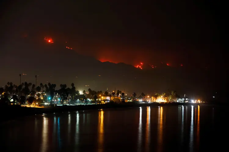 Incêndio já queimou mais de 953 quilômetros quadrados dos condados de Ventura e Santa Barbara (Patrick T Fallon/Reuters)