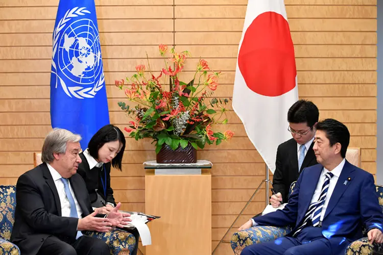 Abe e Guterres falaram hoje com a imprensa após a reunião no escritório do primeiro-ministro em Tóquio (Franck Robichon/Reuters)