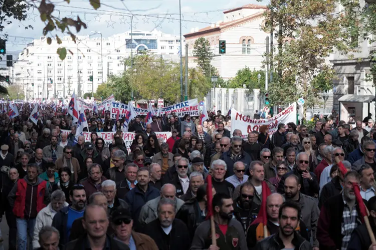 Greve na Grécia: milhares de pessoas se reuniram em Atenas para protestos contra o governo (Dimitris Michalakis/Reuters)