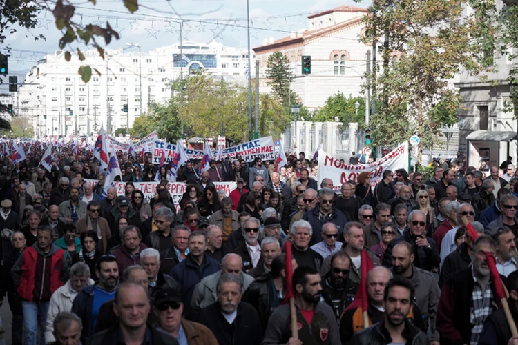 Controladores aéreos haviam combinado se somar ao protesto, com uma paralisação de seis horas (Dimitris Michalakis/Reuters)