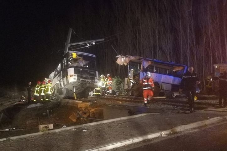 Acidente entre trem e ônibus escolar mata 4 na França