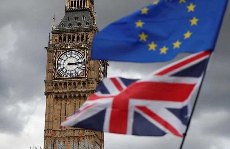 Bandeira do Reino Unido: país está atrás da maior parte da Europa no fornecimento de fibra para domicílios que garante velocidades mais rápidas (Tolga Akmen/Reuters)