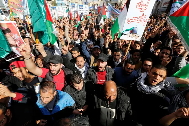Protestos palestinos: manifestantes lançaram pedras nos soldados israelenses, que revidaram com gás lacrimogêneo (Muhammad Hamed/Reuters)
