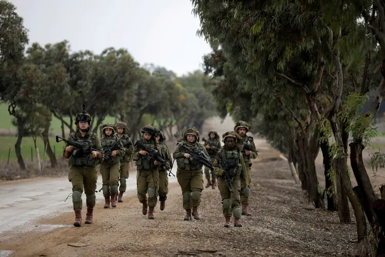 Soldados israelenses: a maioria das vítimas estava na fronteira da Faixa de Gaza (Amir Cohen/Reuters)