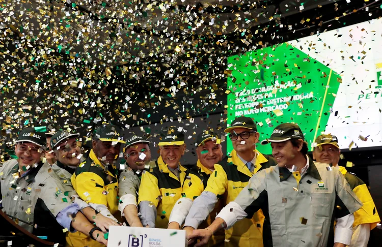 Executivos da estatal Petrobras tocam o sino na abertura do mercado na B3 (Paulo Whitaker/Reuters)