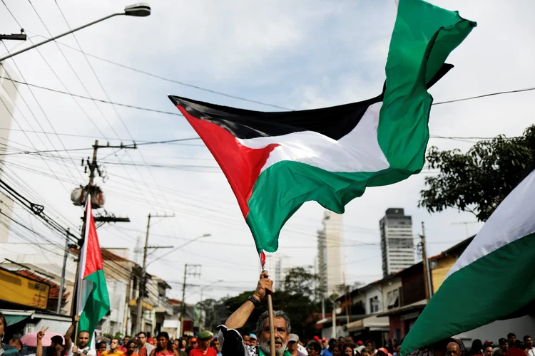 Protestos em SP: alguns manifestantes queimaram cartazes com a bandeira dos EUA enquanto gritavam palavras de ordem contra Trump (Nacho Doce/Reuters)