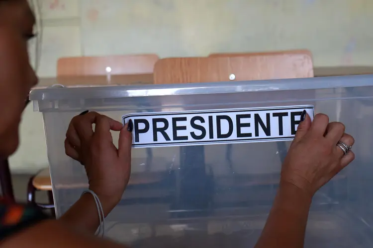 Segundo turno das eleições para presidente no Chile: 14,3 milhões de chilenos e residentes estrangeiros que vivem há mais de cinco anos no país estão habilitados para votar (Pablo Sanhueza/Reuters)