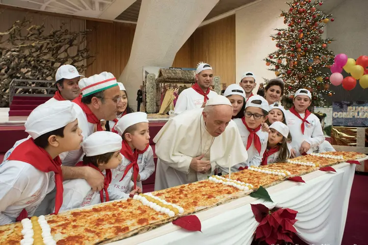 Papa Francisco: Mario Bergoglio completou 81 anos e celebrou a data com a pizza que media cerca de 3,96 metros de comprimento (Osservatore Romano/Handout/Reuters)