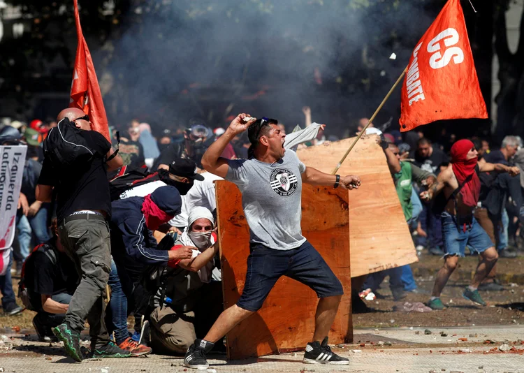 Protestos: oposicionistas alegavam que a reforma não podia ser discutida por causa dos confrontos entre manifestantes contrários ao projeto e a polícia (Reuters)
