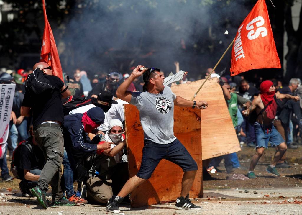 Deputados argentinos abrem debate previdência em meio a protestos