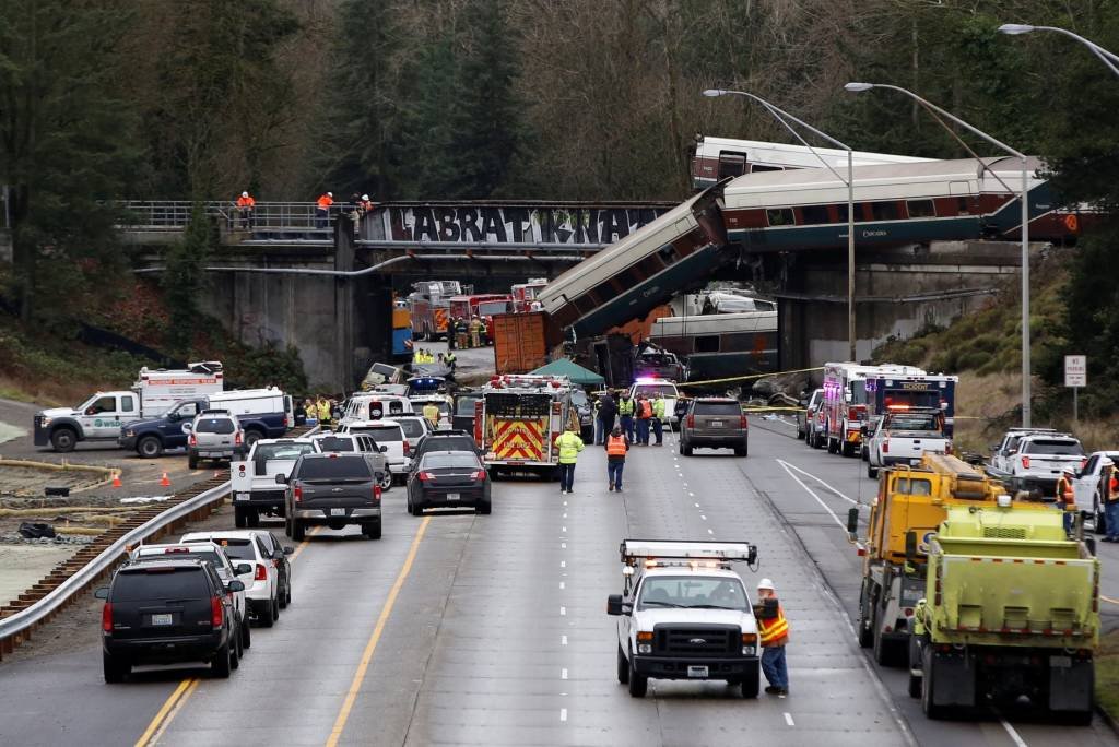Trem descarrila em ponte e deixa vários mortos em Washington