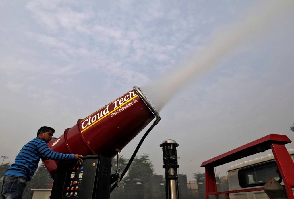 Nova Deli quer combater poluição do ar com canhão de água