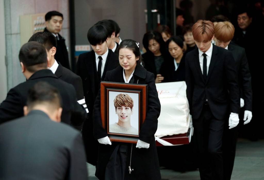 Estrelas do K-pop reunidas para enterro de cantor Jong-Hyun