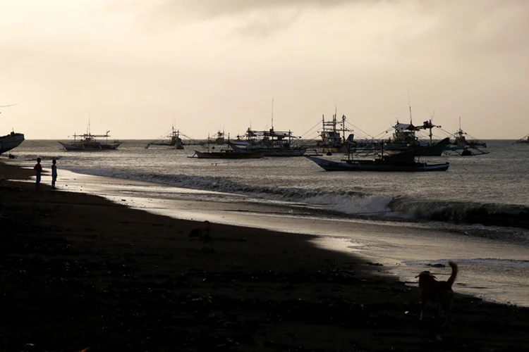 Filipinas: balsa MV Mercraft 3, cuja capacidade era de 286 passageiros, naufragou ontem pela manhã após deixar a província de Quezon (Erik De Castro/Reuters)