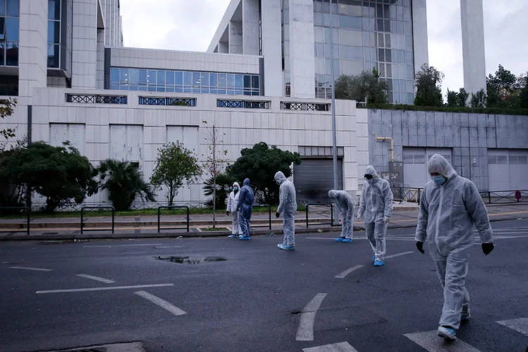 Grécia: explosão causou vários danos na fachada do Tribunal de Apelações e detonou vidros nos arredores (Costas Baltas/Reuters)