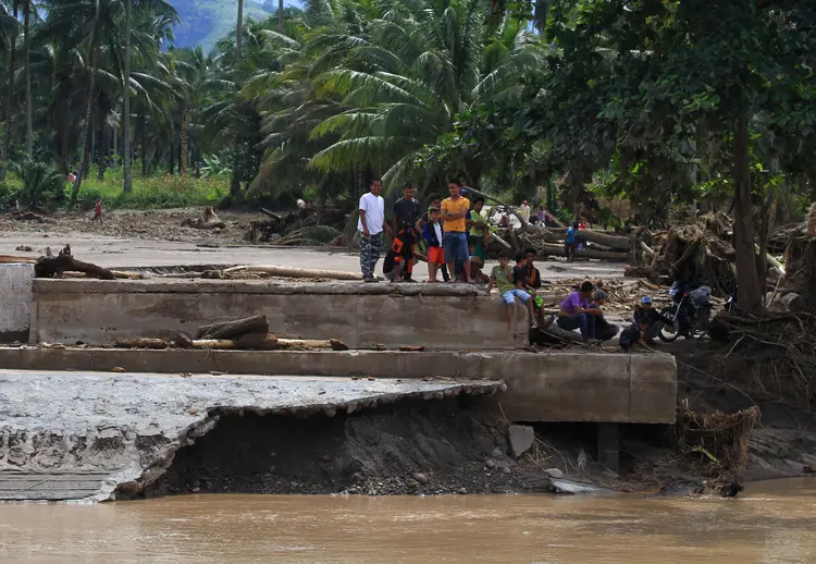Filipinas: pedras e lama carregadas pelas inundações soterraram 40 casas na cidade de Piagapo (Richel V. Umel/Reuters)