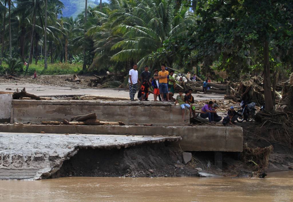 Sobe para 182 número de mortos por tempestade nas Filipinas