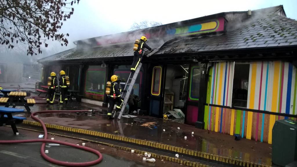Bombeiros combatem incêndio em zoológico de Londres