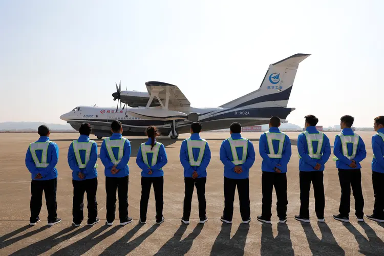 Membros da organização em frente ao AG600,  o primeiro avião anfíbio de grande tamanho construído na China. December 24, 2017. REUTERS/Stringer  (Stringer/Reuters)