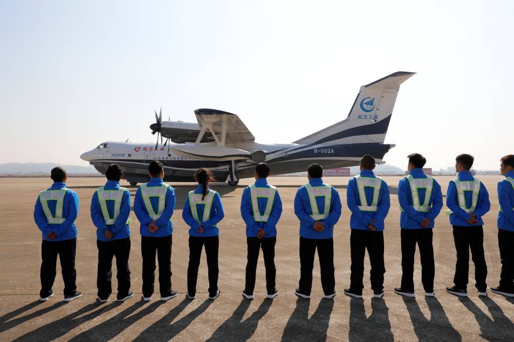 Maior avião anfíbio do mundo faz seu voo inaugural na China