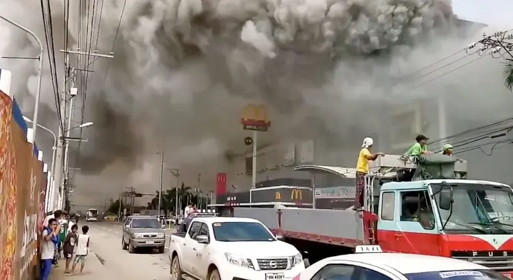Incêndio em shopping nas Filipinas mata 37 pessoas. 23 de dezembro Otto van Dacula via REUTERS  (Otto van Dacula/Reuters)