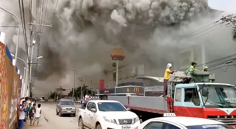 O incêndio aconteceu no sábado de manhã no terceiro andar do shopping NCCC, no qual se vendiam tecidos e mobiliário de madeira e plástico (Otto van Dacula/Reuters)