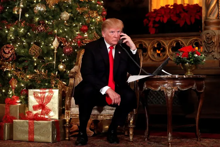 Donald Trump durante uma tradição de Natal, segundo a qual o presidente dos EUA liga para crianças do "telefone do Papai Noel" (REUTERS/Carlos Barria/Reuters)
