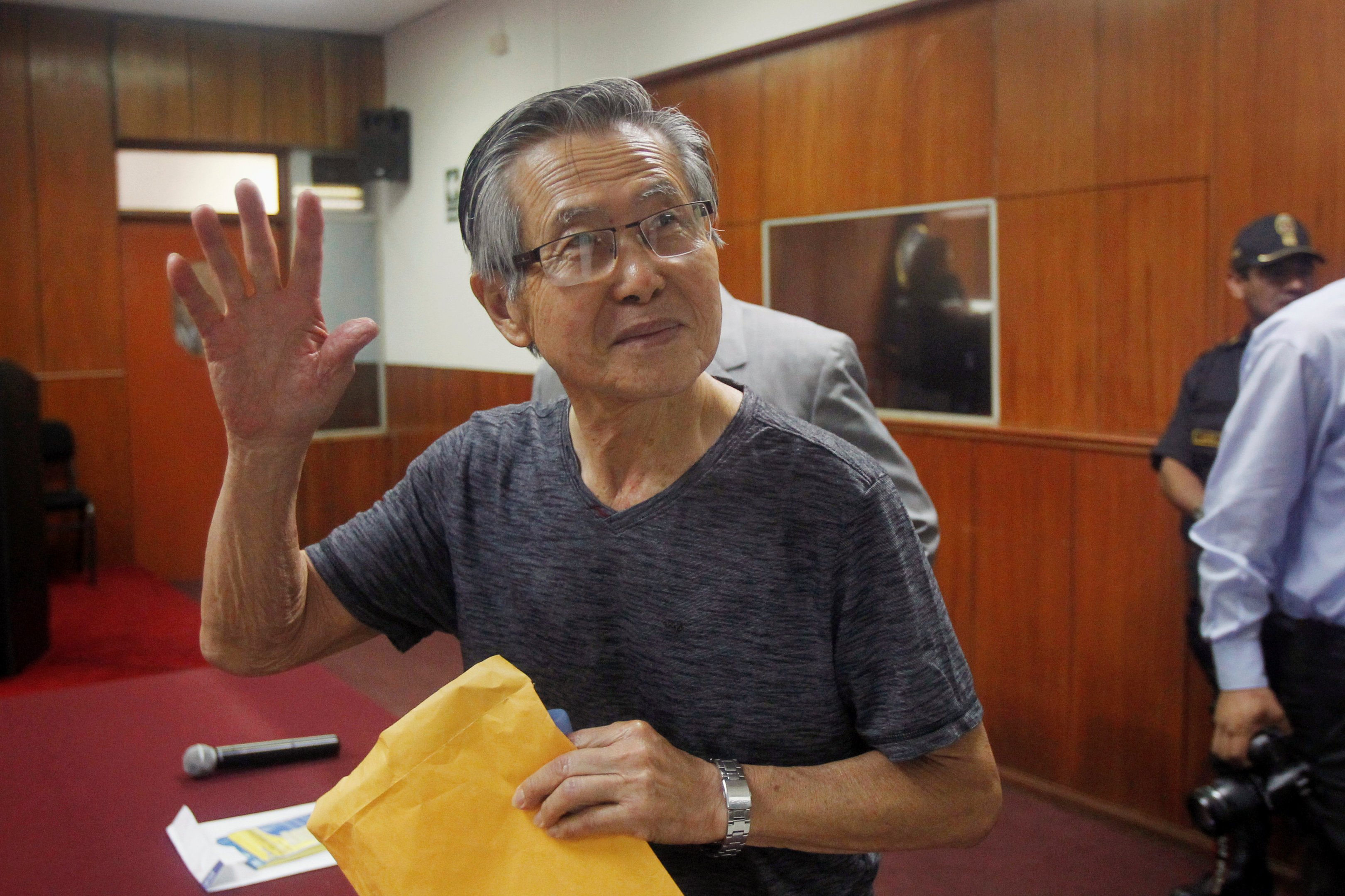 Fujimori melhora e é transferido para ala de casos de risco médio