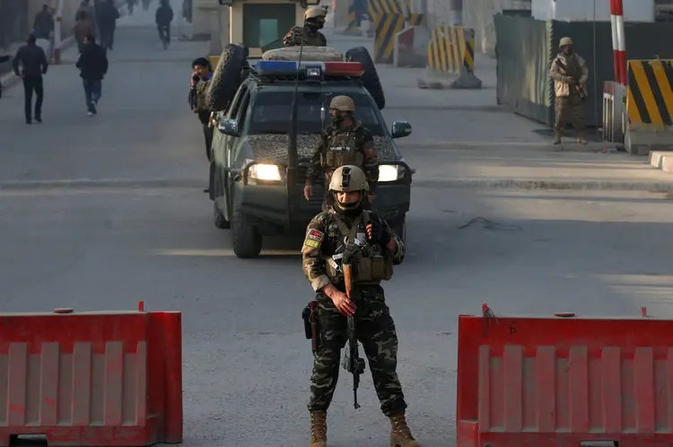 Policiais afegãos isolam área perto da agência de inteligência em Cabul que foi alvo de ataque terrorista (REUTERS/Omar Sobhani/Reuters)