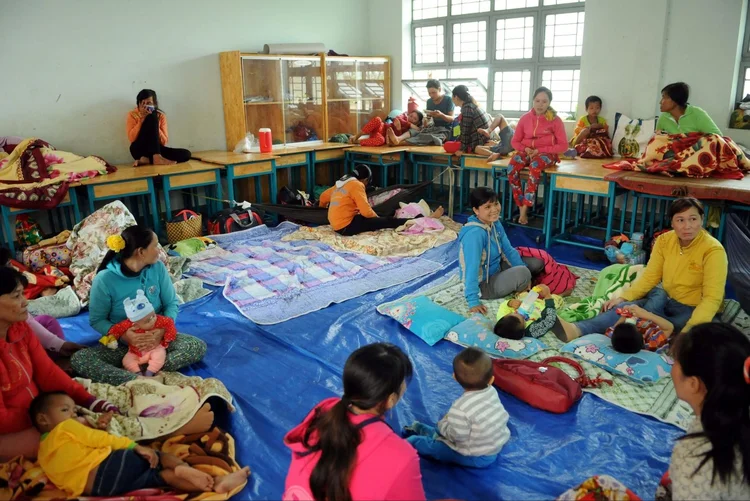 Pessoas aguardam passagem do tufão em abrigo: o Vietnã, como as Filipinas, é frequentemente atingido por tufões (VNA/Manh Linh via REUTERS/Reuters)