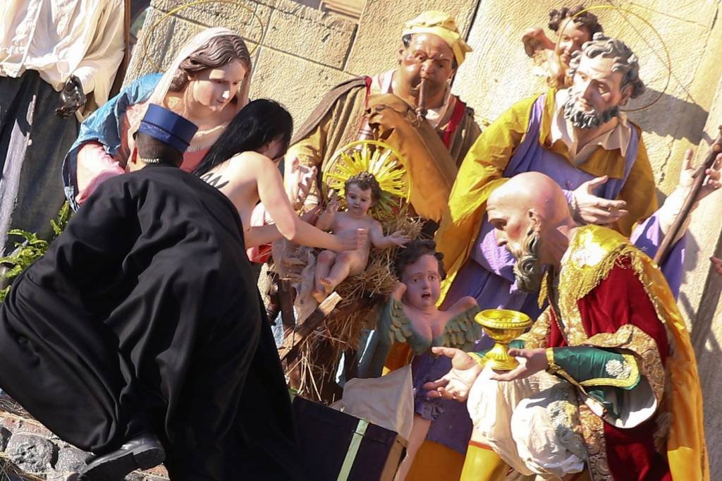 Ativista tenta arrancar estátua de Jesus do berço no Vaticano