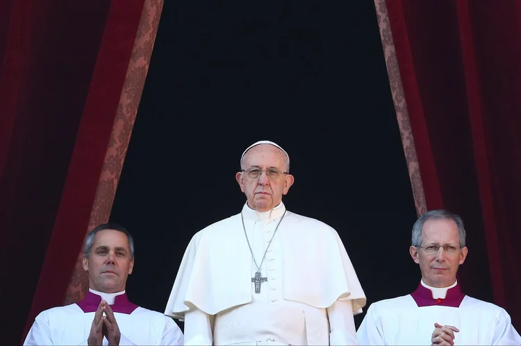O líder da Igreja Católica pediu neste domingo a união de "todas as pessoas de boa-vontade" nas orações pela paz (REUTERS/Alessandro Bianchi/Reuters)