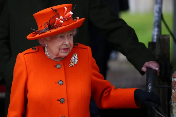 Rainha Elizabeth deixa a igreja de Santa Madalena, no leste da Inglaterra, após a missa da família real (REUTERS/Hannah McKay/Reuters)